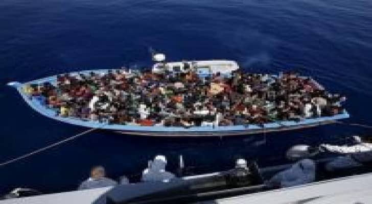 إنقاذ 900 مهاجر غير شرعي قرب السواحل الإيطالية