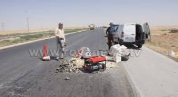 انقلاب شاحنة على الطريق الصحراوي بسبب "اعمال حفريات واهمال إطارات" .. صور