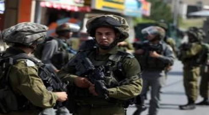 الاحتلال يعتقل سيدة فلسطينية أثناء زيارتها لنجلها الأسير