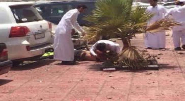 بالفيديو والصور: انتحاري يفجر نفسه أمام مسجد في السعودية ... تفاصيل