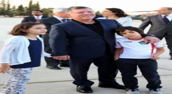 بالصور: الملك يستقبل الامير علي في مطار الملكة علياء