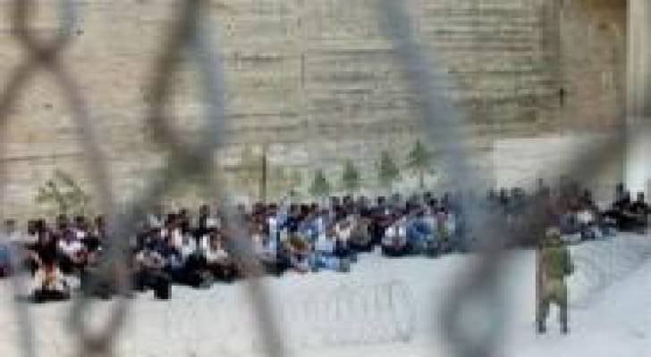 الاحتلال يسن قانون يمنع الأسرى حق استخدام الهاتف