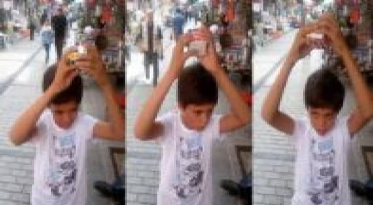 بالفيديو .. طفل يحل لغز مكعب "روبيك" بوقت قياسي دون أن ينظر إليه