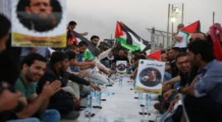 إفطار جماعي أمام سجن "عوفر" الإسرائيلي بالضفة تضامنا مع "خضر عدنان"