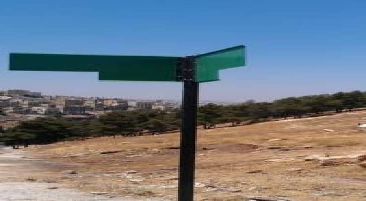 تركيب 600 لوحة خضراء على اعمدة مناطق بالعاصمة