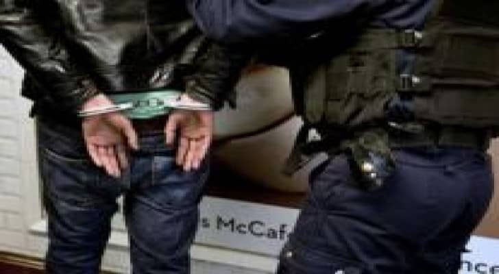 اعتقال شابين بحوزتهما سلاح من القدس ومصاب من غزة