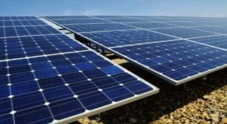 "العمل" تركب نظام خلايا شمسية مولدة للكهرباء