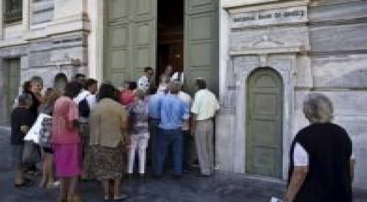 بنوك اليونان تفتح أبوابها بعد إغلاق استمر 3 أسابيع