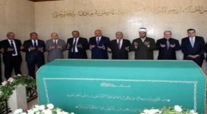عدد من الأمراء والأشراف والمسؤولين يزورون ضريح الملك المؤسس