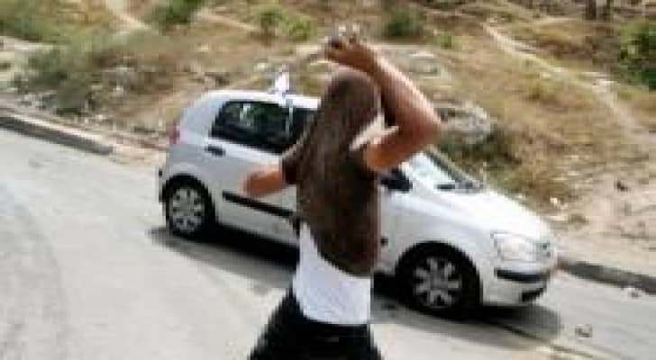 السجن 20 عاما عقاب ملقي الحجارة على سيارات الاحتلال