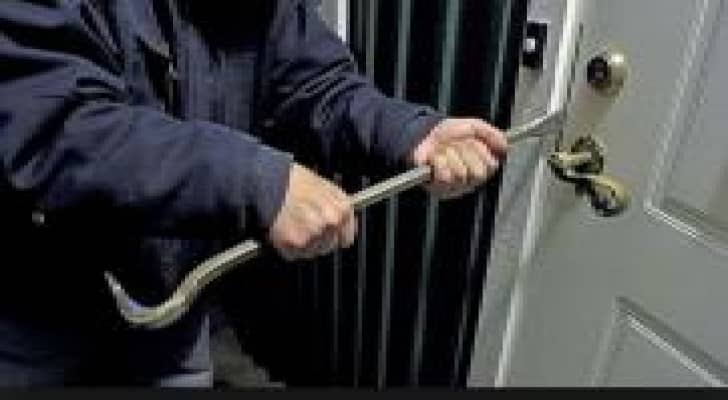 القبض على عصابة متخصصة بسرقة المنازل في السلط