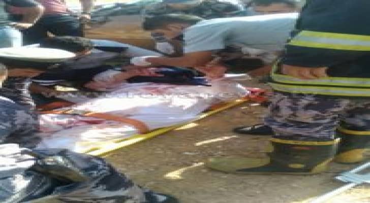 بالصور: اصابة شخص اثر انقلاب مركبة على الطريق الصحراوي