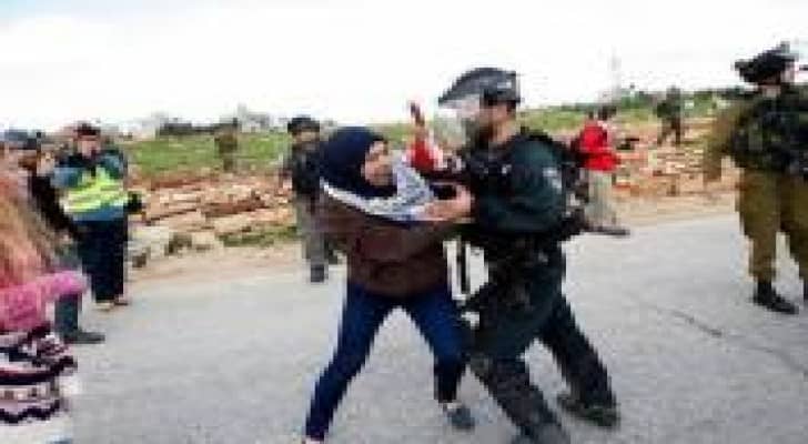 شرطة الاحتلال تعتدي على نساء فلسطينيات في الاقصى