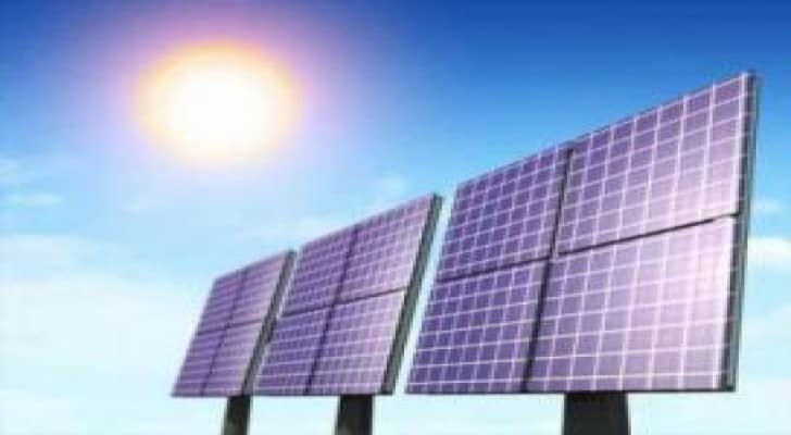وزارة الطاقة تنفذ مشروعين لتوليد الكهرباء بالخلايا الشمسية