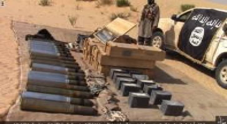 بالصور : "داعش" يعرض "غنائم" مزعومة استولى عليها من الجيش المصري بسيناء