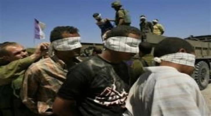 الاحتلال يعتقل 10 فلسطينيين بالضفة الغربية