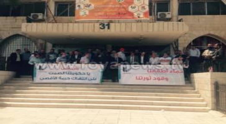 النقابات المهنية يعتصمون تنديد بحرق الرضيع الفلسطيني