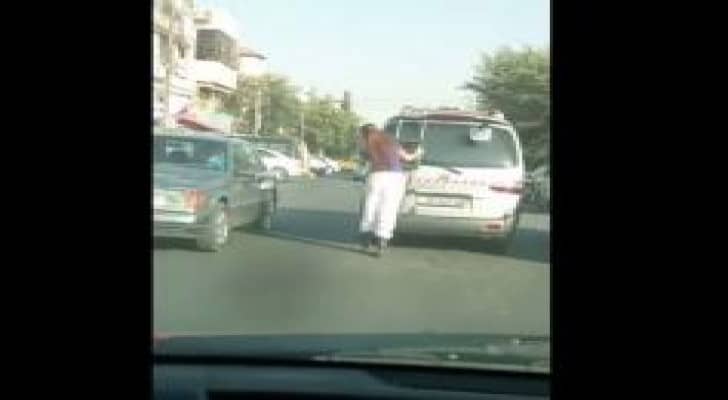 فتاة تتزحلق باحد شوارع عمان