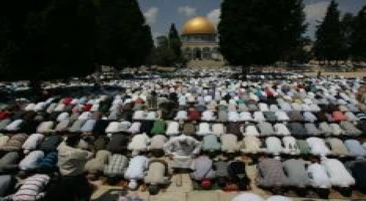 300 مصل غزي يتوجهون للصلاة بالاقصى