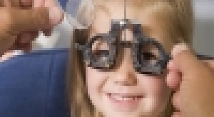 ‫توصية بفحص نظر الطفل قبل الالتحاق بالمدرسة‬