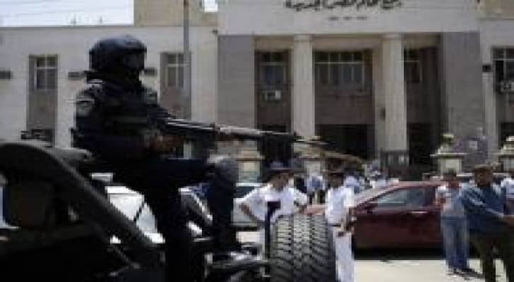 مصر: إصابة ضابطي شرطة ومجند بانفجار عبوة ناسفة