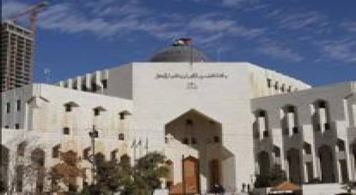 طلب دينه فاتهمته بهتك عرض طفلتها.. تفاصيل