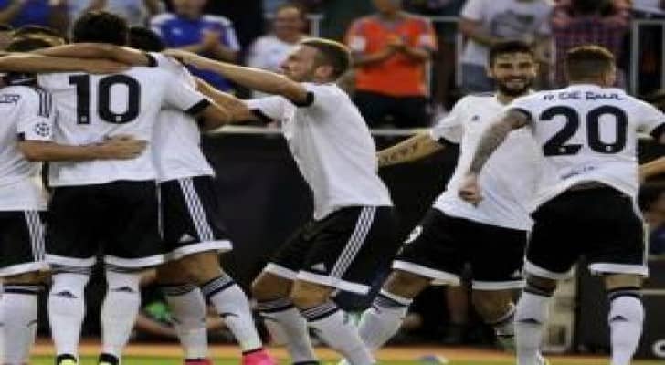 فالنسيا يقترب من دور المجموعات بثلاثية في شباك موناكو