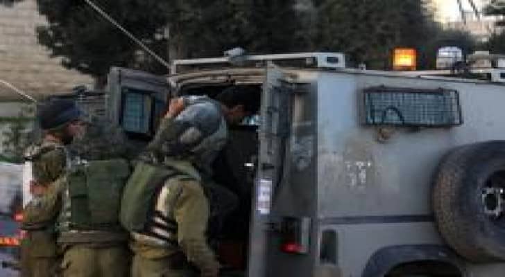 القدس: اعتقال قاصر وشابين خلال اقتحام العيسوية
