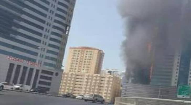 بالفيديو: شاهدوا حريق "هائل" في برج سكني بالشارقة .. والسلطات توفر منازل بديلة للسكان