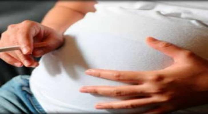 تدخين الأم يؤثر على سلوك الطفل بالحمل وبعده