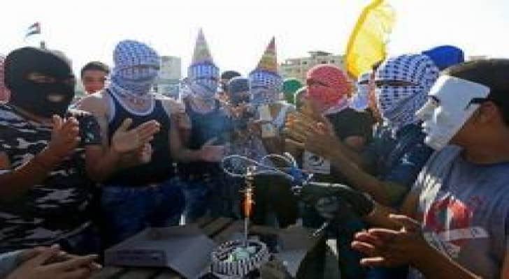 شبان يحتفلون بعيد ميلاد صديقهم خلال المواجهات مع جيش الاحتلال "صورة"
