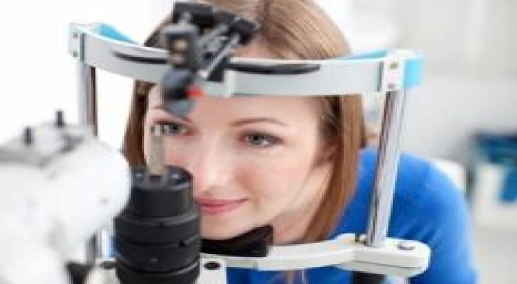 ‫توصية بفحص العين بدءا من سن الأربعين‬