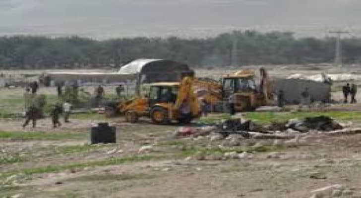 الاحتلال يخطر بهدم خيم وبركسات بالاغوار الفلسطينية