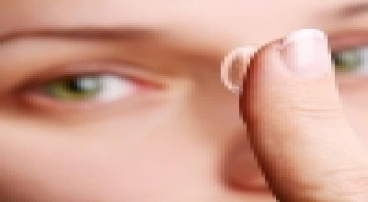 ‫الأصابع أكبر عدو لمن يضع عدسات لاصقة‬