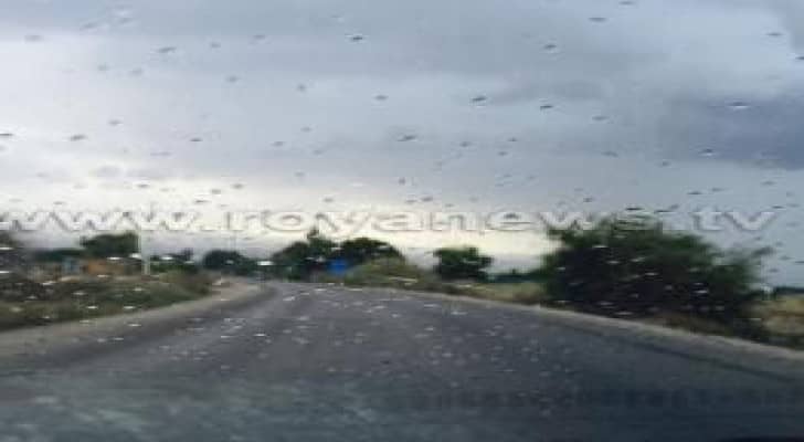 طقس الثلاثاء : رياح شرقية نشطة السرعة مع إحتمال لزخات رعدية من المطر