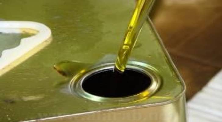 للقطاع العام : تنكة زيت الزيتون بـ 77 دينارا .. بالتقسيط على 6 شهور