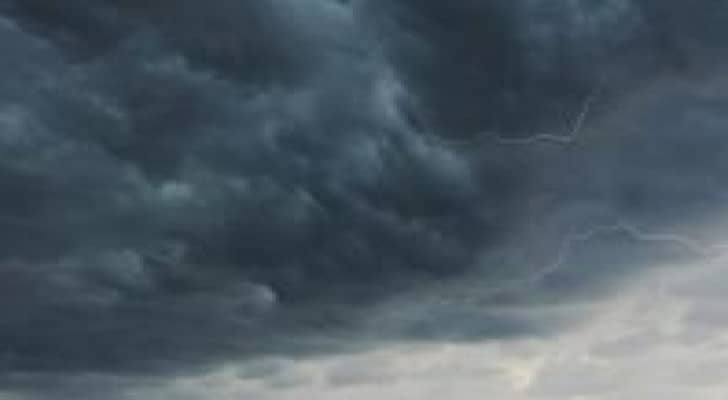 الخميس: رياح شرقية نشطة وفرصة لزخات رعدية من المطر