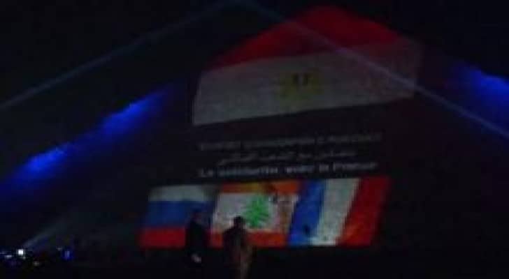 بالصور: برج إيفل يضيء بالعلم الفرنسي تضامنا مع ضحايا ارهاب باريس
