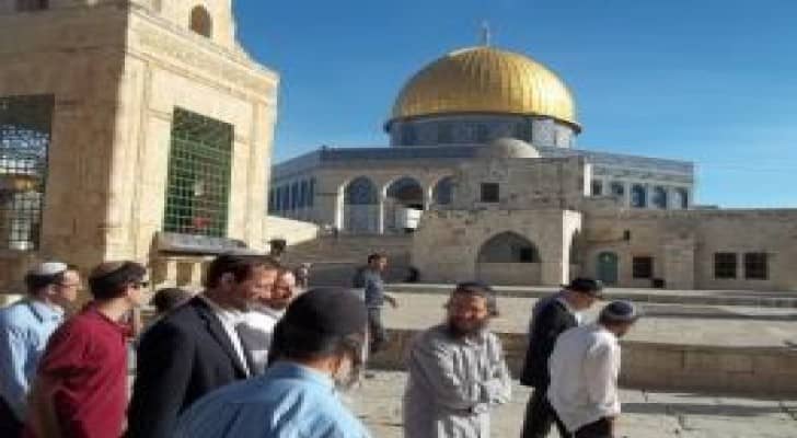 مجموعات من المستوطنين المتطرفين يقتحمون باحات الأقصى