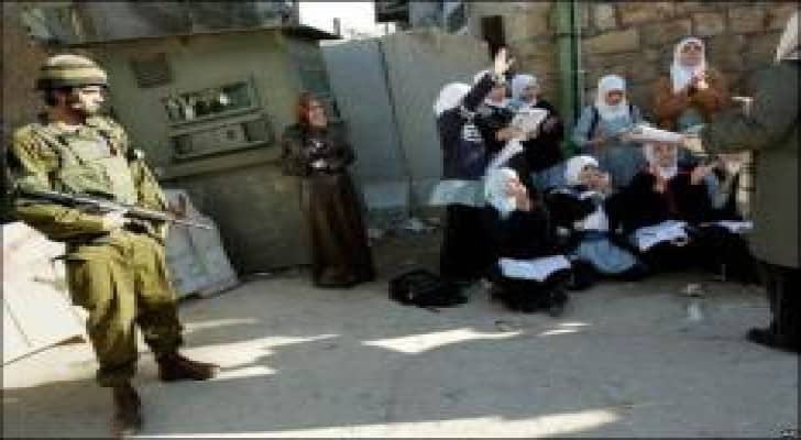إصابة 70 طالبة بالاختناق في مدرسة بالخليل