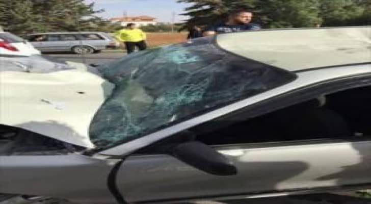 3 إصابات اثر اصطدام مركبة بعمود كهرباء في ام العمد.. صور