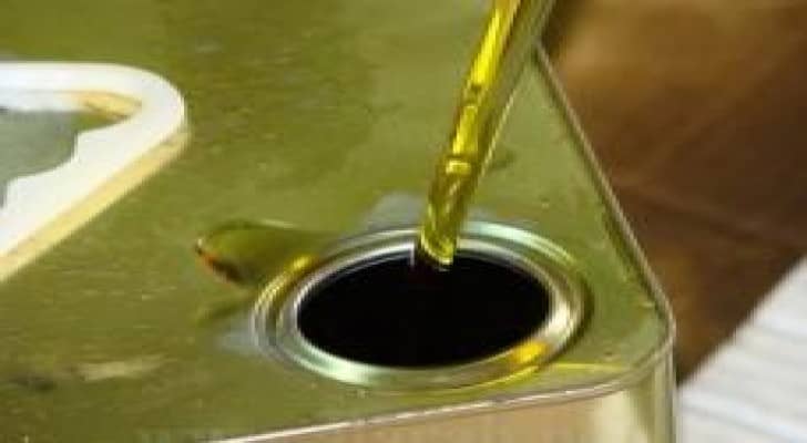 ضبط (1) طن من زيت الزيتون المغشوش بالبلقاء