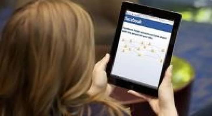 استخدام المرأة شبكات التواصل ساعات طويلة يضر بصحتها