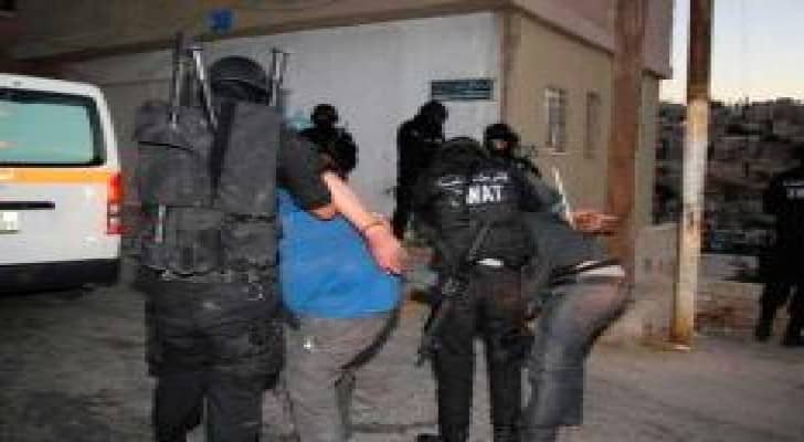 عصابة من ضمنها فتيات تبتز مواطنين بقبضة الأمن .. تفاصيل