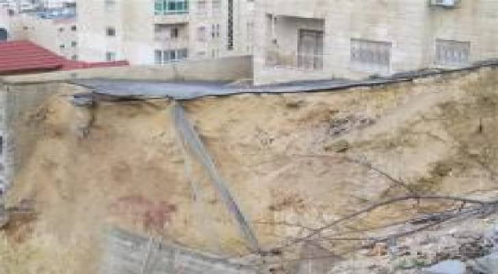 بالفيديو: انهيار جدار عمارة بصويلح وإخلاء سكان 12 شقة " احترازيا "
