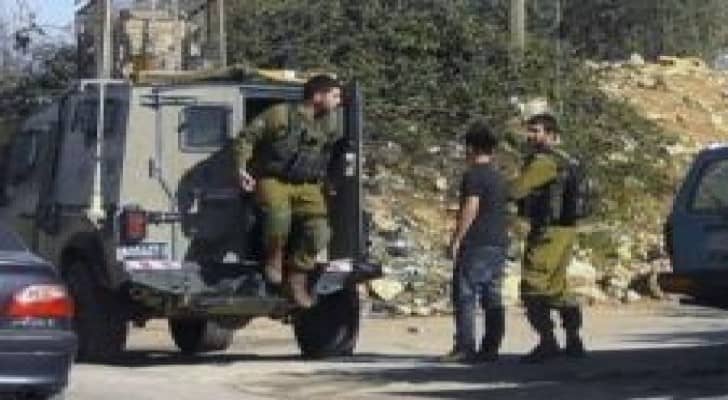 الاحتلال يصيب طفلا ويعتقله شمال القدس