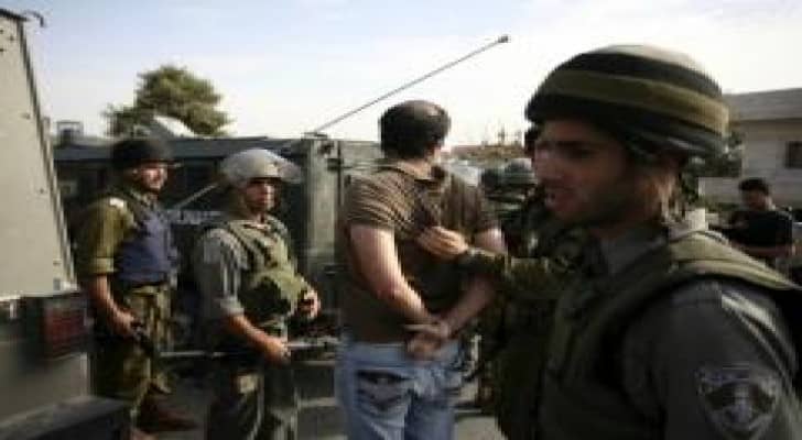 الاحتلال يعتقل 6 مواطنين بينهم صحافي بالضفة