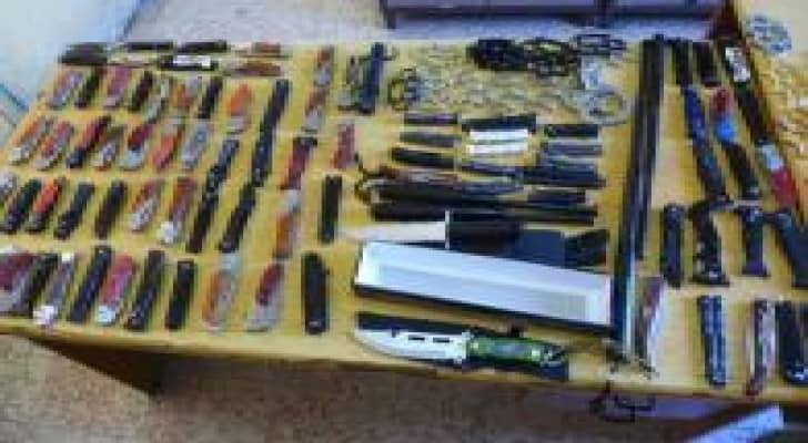 حملة على بسطات السلاح الأبيض في عمان