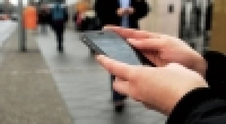 علماء: البكتريا على الهاتف أكثر مما في التواليت