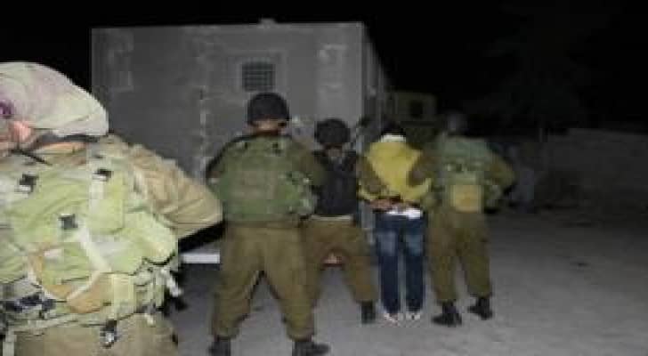 الاحتلال يعتقل 18 فلسطينيا من الضفة
